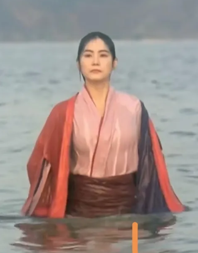 这是电影史上最精彩的镜头之一！
来自于笑傲江湖，林青霞作为迄今为止饰演最美的东方
