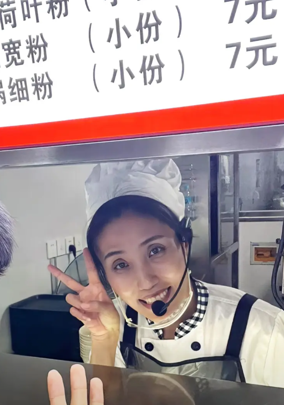 延边大学食堂阿姨的口才为什么这么棒？

首先，人家是延边大学的正式员工，属于后勤