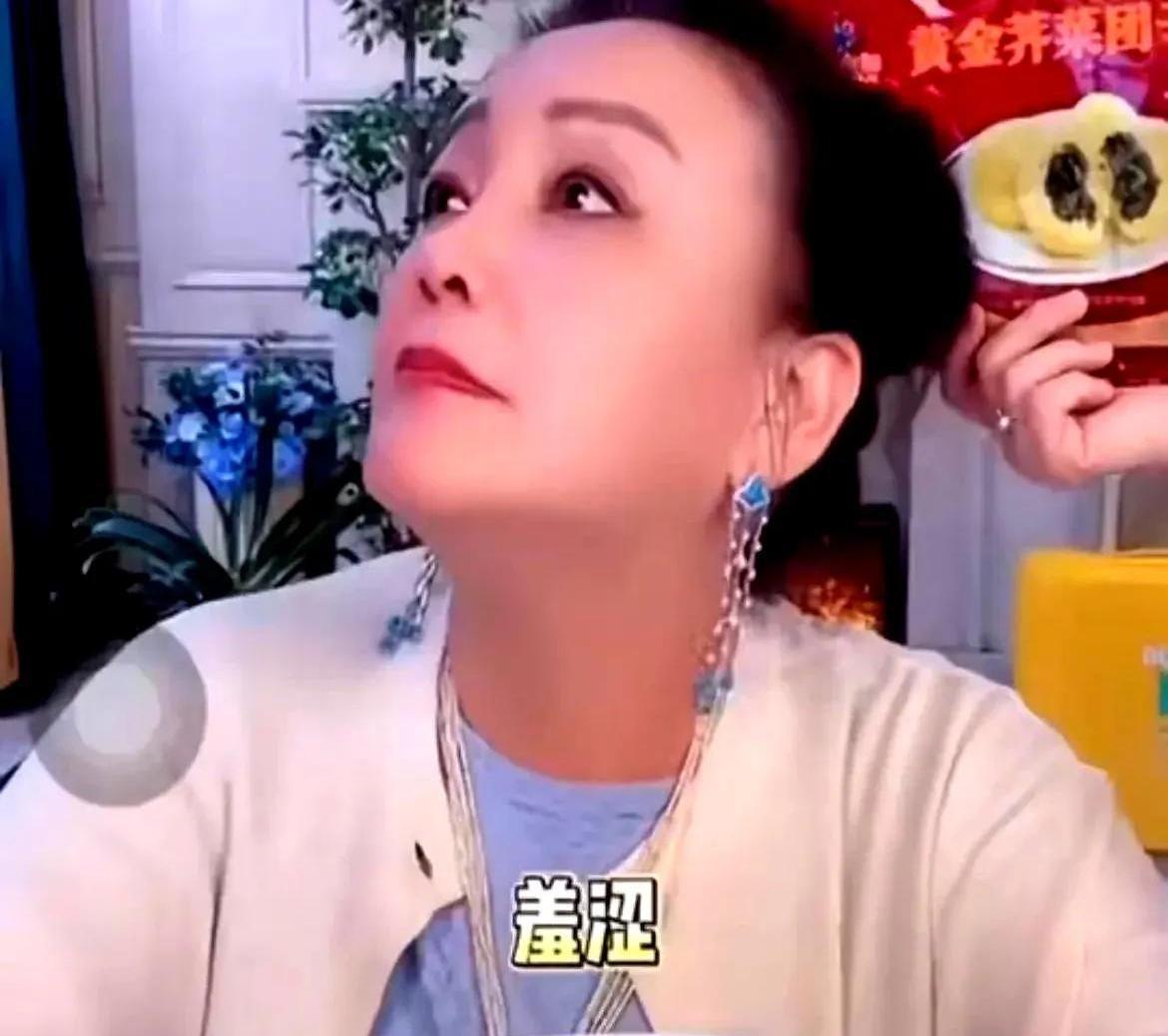 张兰直播间又搞新动作了！
她在直播里突然放话，说要等孙女小玥儿回京后对着镜头“连