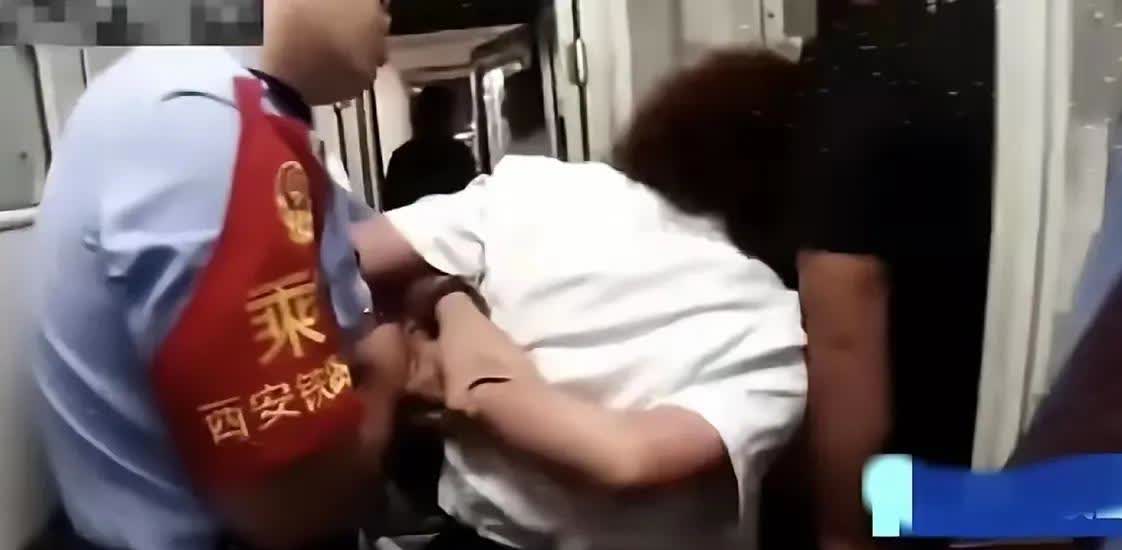 嘿，你听说了吗？

列车上出了档子事儿。

有个女子霸座，原本座位的乘客