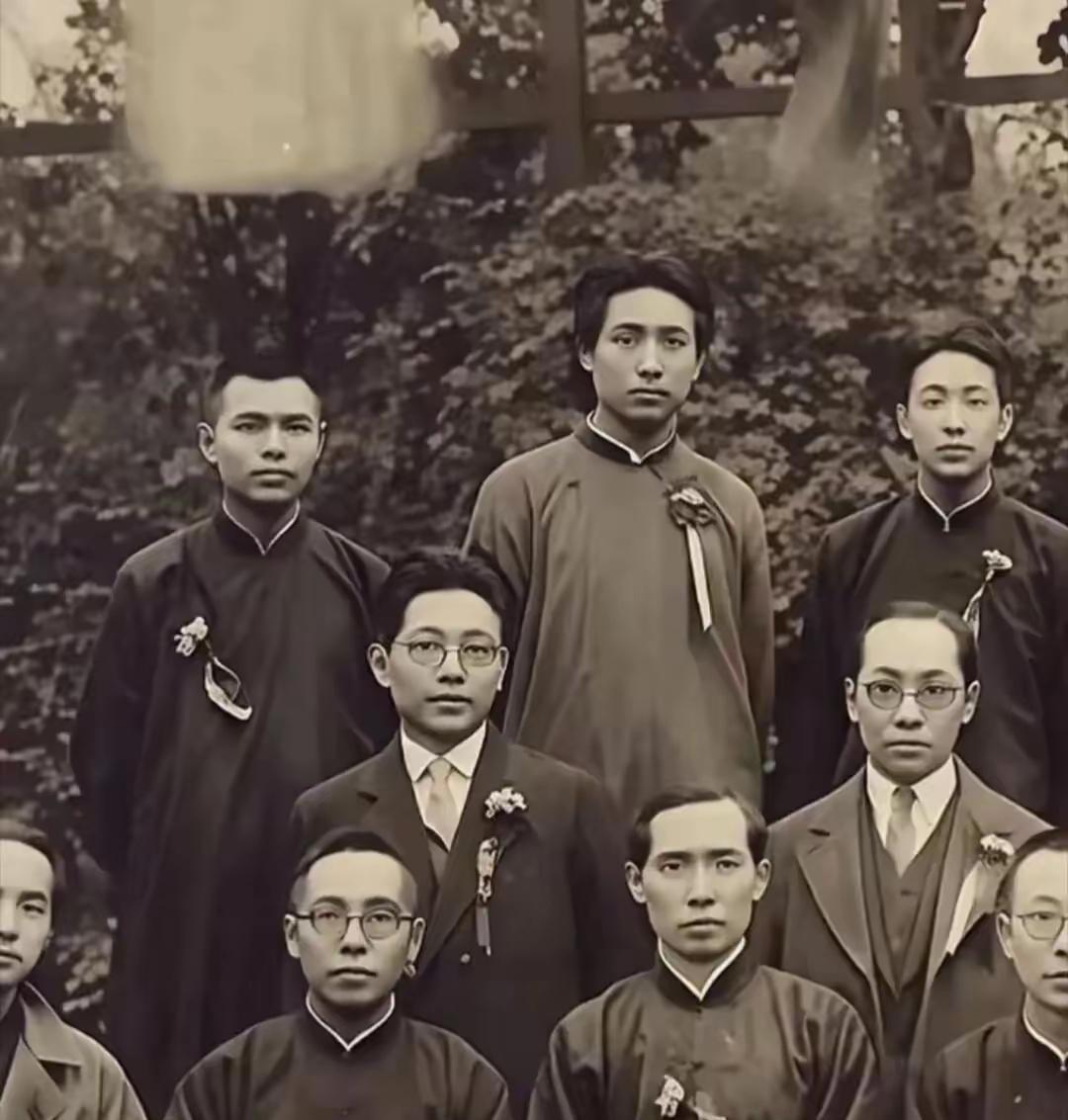 #毛泽东的经典名言有哪些？# #毛主席诗词你最喜欢哪一首# 
《沁园春·旌旗铭》