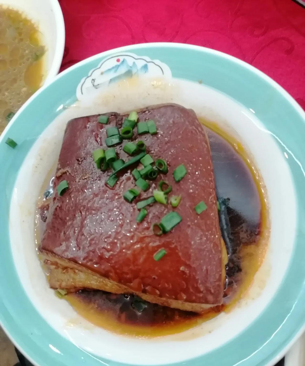 浙江酒席上这道“东坡肉”好像必有的。但是感觉现在都没有人吃这个肉了，就拿最近吃的