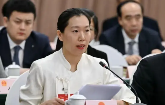 李晓霞谈体坛饭圈：
   针对饭圈的整治，一定要跨部门多平台综合整治，斩断饭圈的