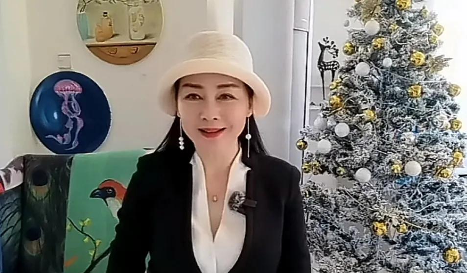 这是大李琳的近照，年过半百，仍保养得宜，气质出众！
大李琳与李大双结婚后逐渐减产
