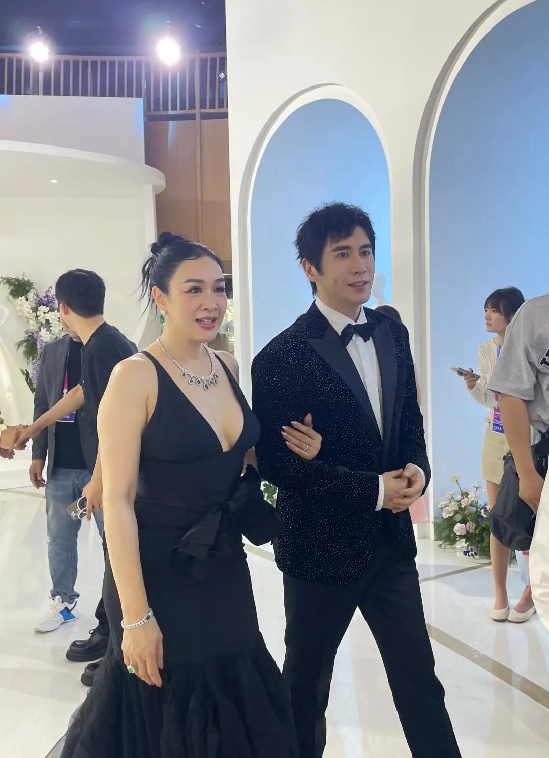 钟丽缇又胖了。
年龄大了，想不胖都难，54岁的她和小老公张伦硕出席活动，一身黑色