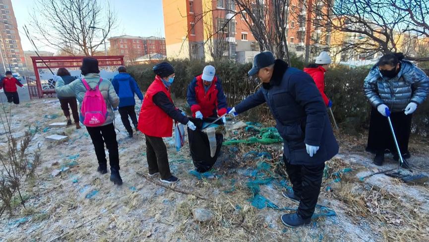 向阳里社区开展杂草小片儿荒整治工作