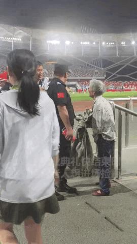 山东这一幕，暖到人民日报都点赞！
谁说规矩和温情不能共存？山东枣庄这场大学生毕业