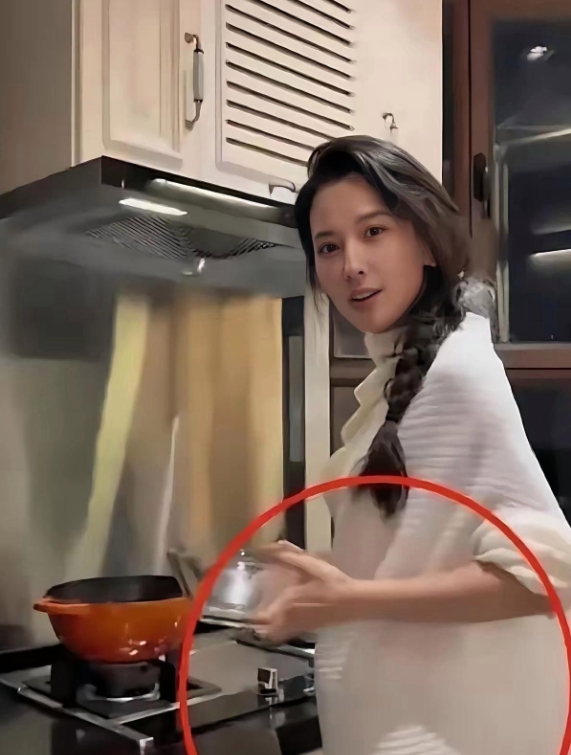 汪峰在娱乐圈的感情和生育经历，真是让人忍不住感叹。他先后和葛荟婕、康作如、章子怡