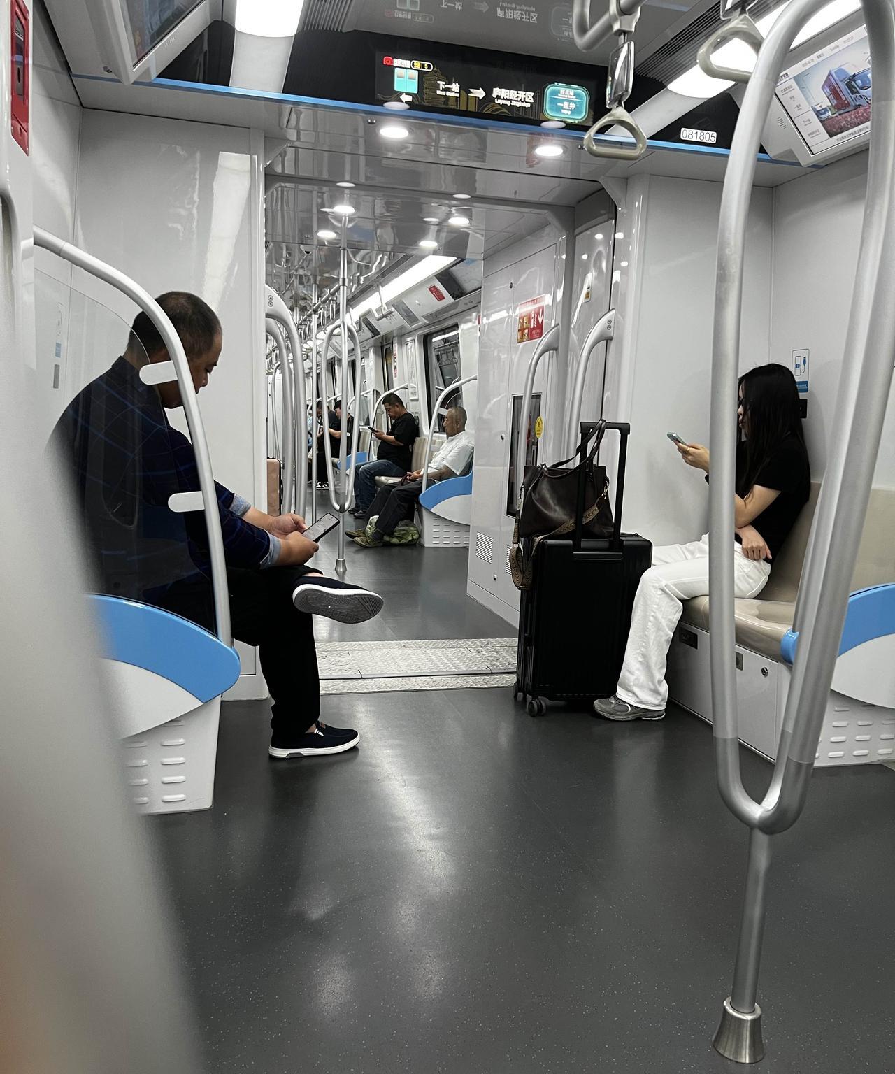 合肥轨道交通 8 号线，是体验感“最差”的一条线，没有之一！
作为 2024 年