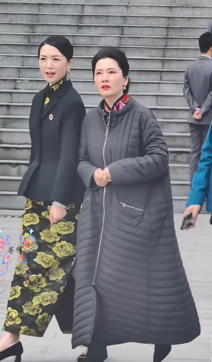 何赛飞这样多好，又暖和又好看，没必要非要穿裙子冻得瑟瑟发抖