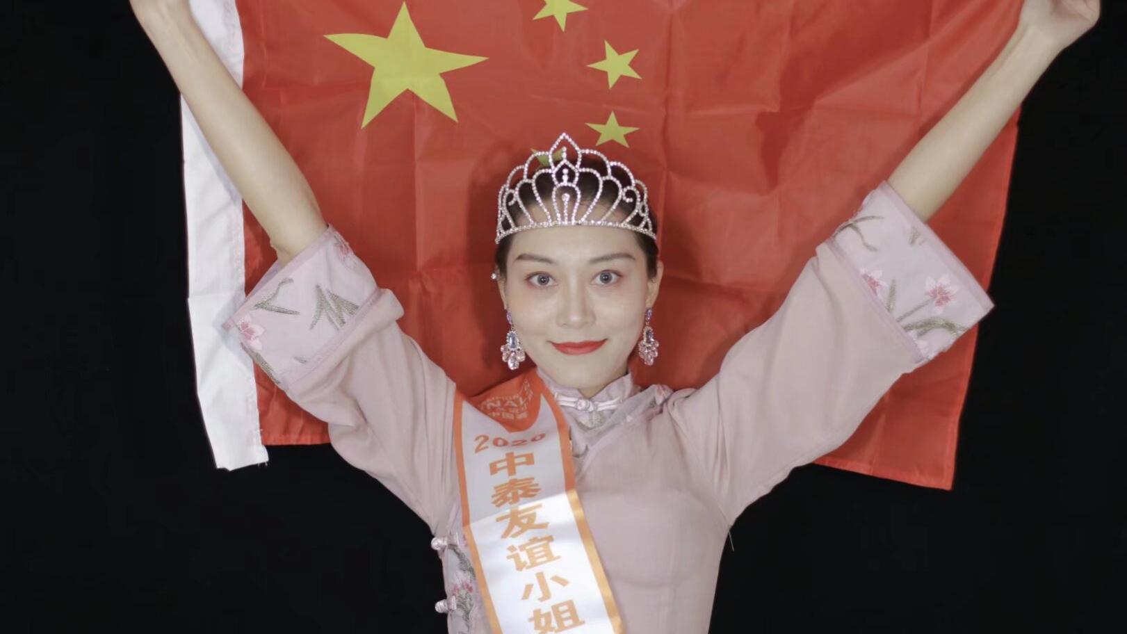 她的美是“细腻温柔的诗篇 沐浴阳光的灿烂”‌