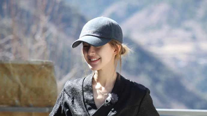赵露思新综艺槽点多：在山村老人面前秀英语，对辛苦的农民杀价