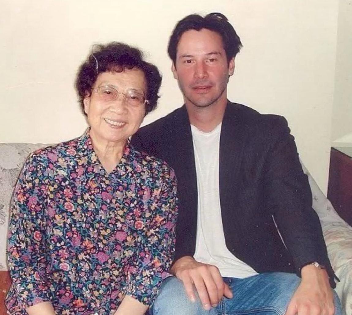 基努里维斯和奶奶？其实不然，这位女士是红色娘子军的作曲黄准女士。2007年，基努