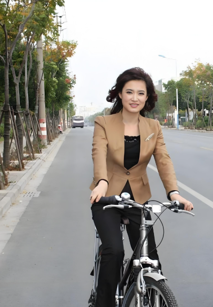 这位主持人太招人喜欢了，别人都是开车坐地铁去上班，她却一个人骑自行车上班，本人已