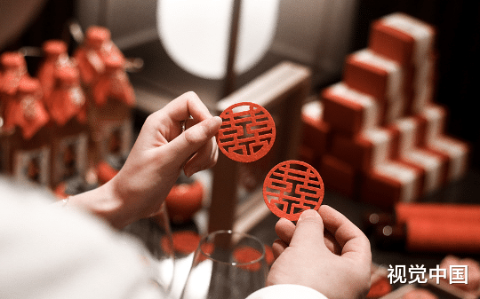 凤凰男以为拿捏住了我，结婚当天大姑姐拦着不让我进门，说要给我立规矩。