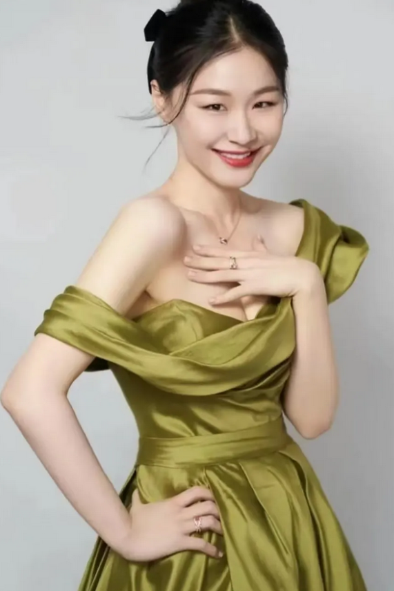 金靖说，我和我老公谈恋爱时，婆婆嫌弃我是演员，觉得我不靠谱，不是过日子的人，婚礼