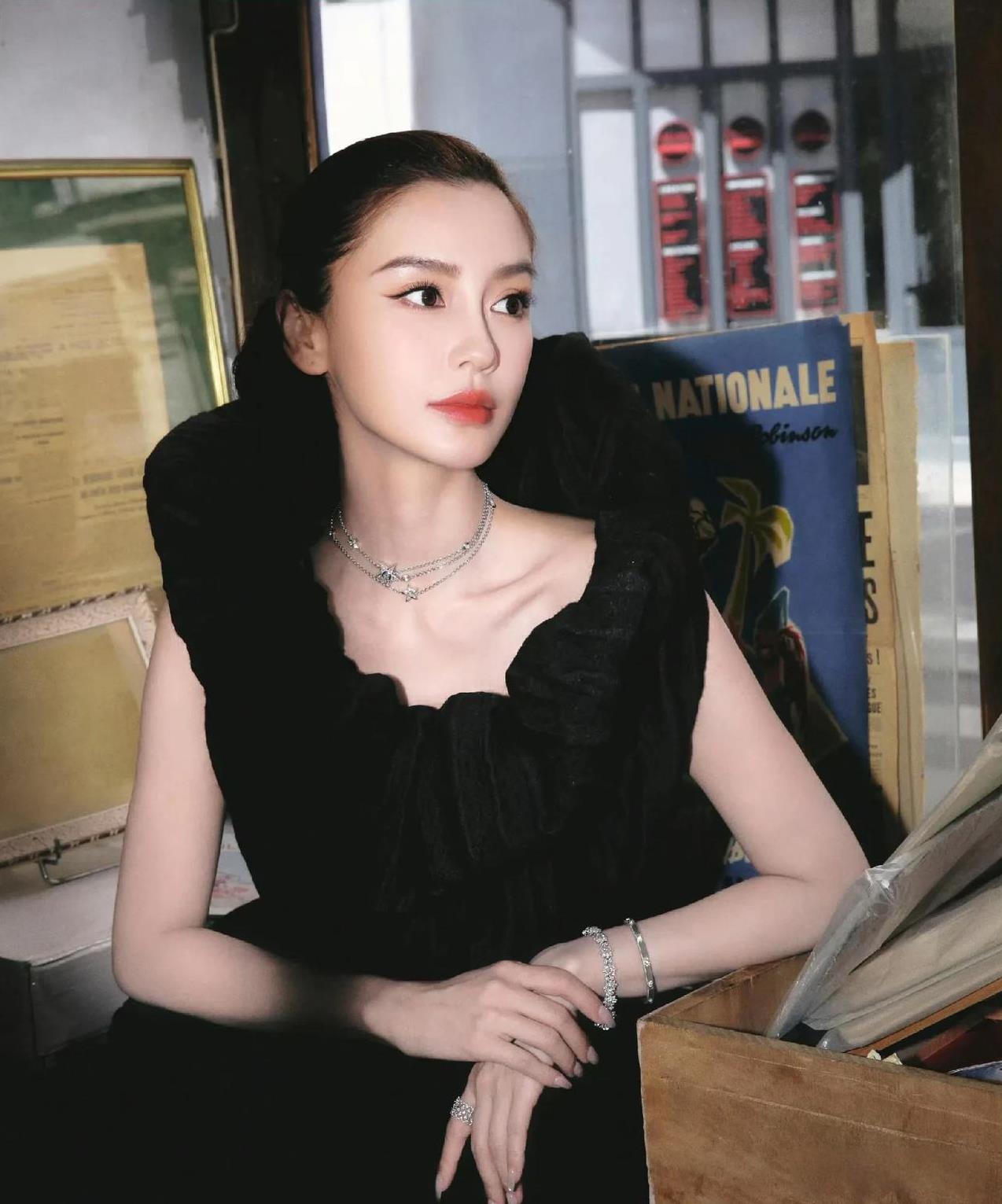 Angelababy于巴黎的第三场造型，宛如高贵的黑天鹅！