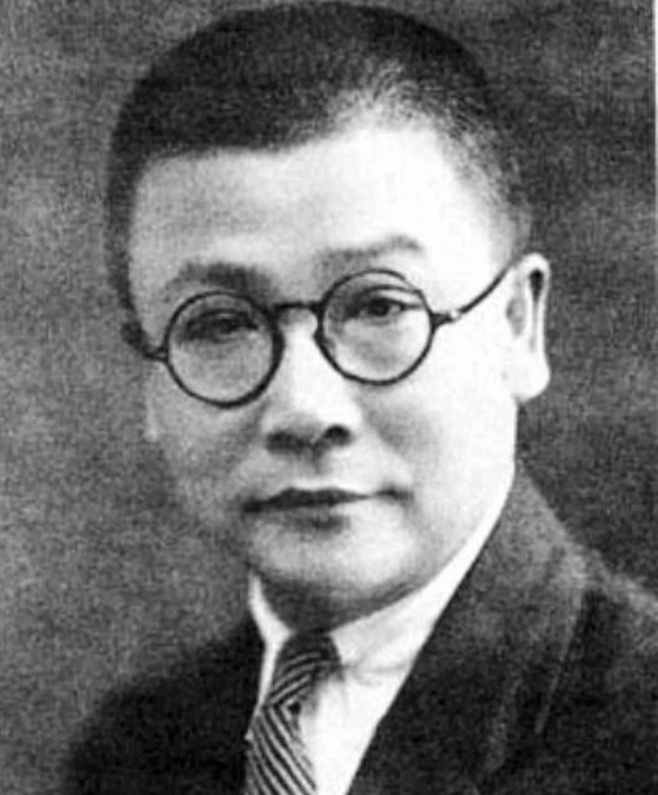 1927年4月，李克农正在被追捕，一位国民党上校军官突然将他拽上黄包车，让勤务兵