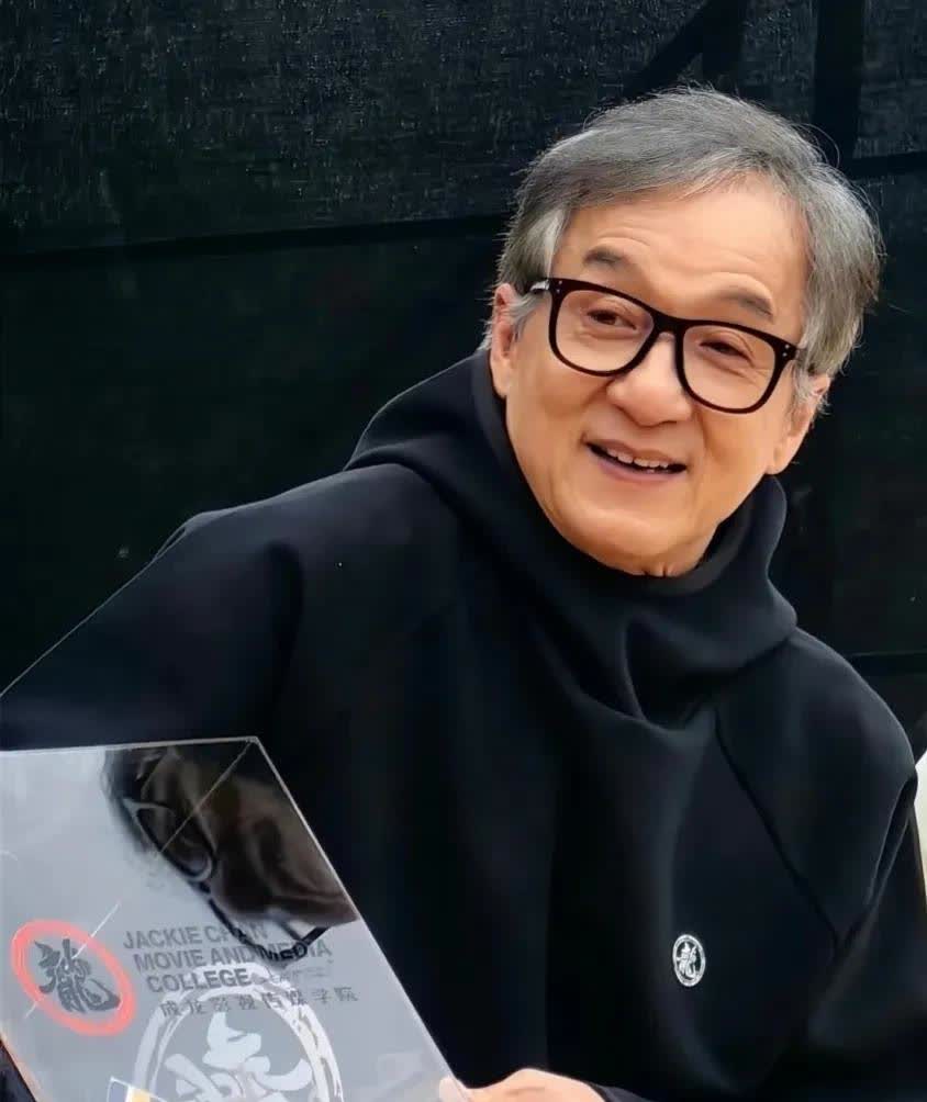 主持人问成龙:“你有微信吗？”成龙摇摇头:“没有。”主持人惊讶:“你没有微信？”