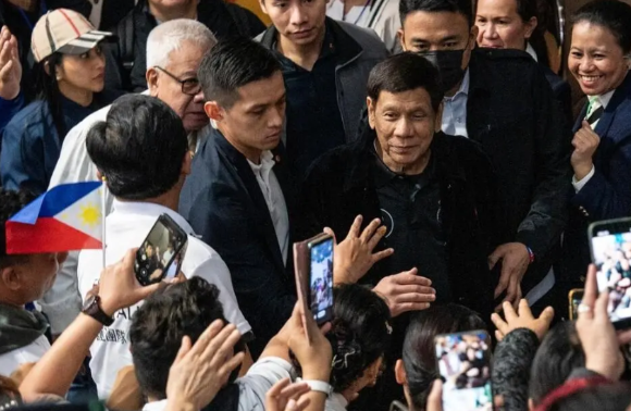 【反转，反转，再反转，杜特尔特被捕了，菲律宾总统马科斯真敢对这个前总统下手啊！】