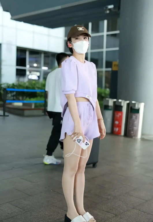 电视上看着一般般，真人巨漂亮。
