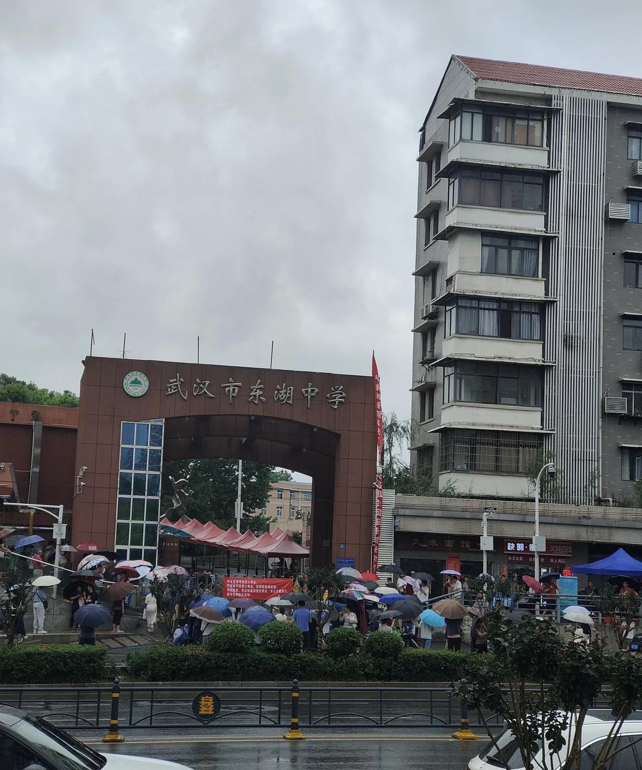 原来今天是中考日
坐电八回家的时候，在东湖中学门口，感觉不一样，司机说，今天中考