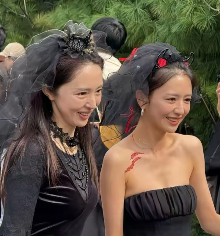 我想说
本来觉得佟丽娅和董璇长的跟姐妹一样，
这一对比佟丽娅明显比董璇更年轻更有