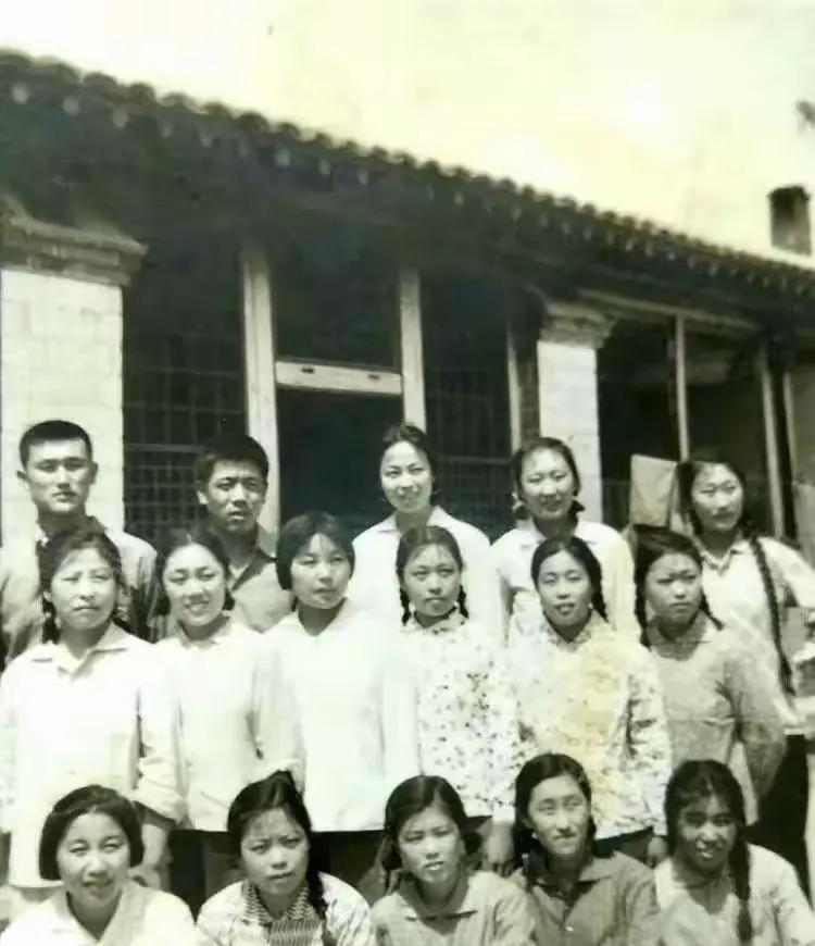 【老照片】1968年，唐山女中插队在河北迁安县赵店子公社三港湾大队的知青。在那个