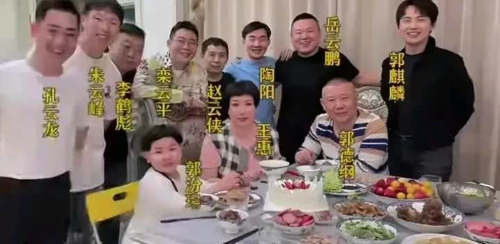 还记得这张充满争议的照片吗？人家郭麒麟懂事，陪着师兄弟们一起站着拍照，如果当时郭