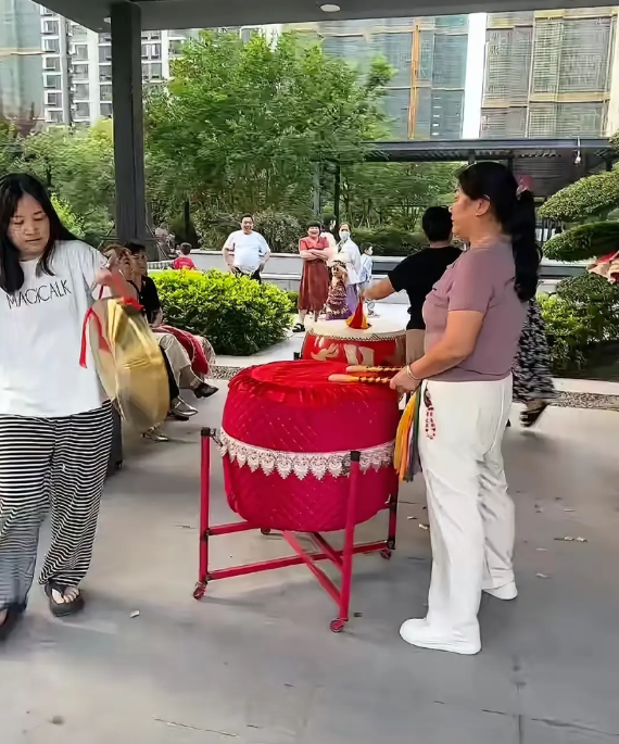 用魔法打败魔法！仙桃一群跳广场舞的大妈天天在小区里敲锣打鼓，吵得居民不得安宁。物