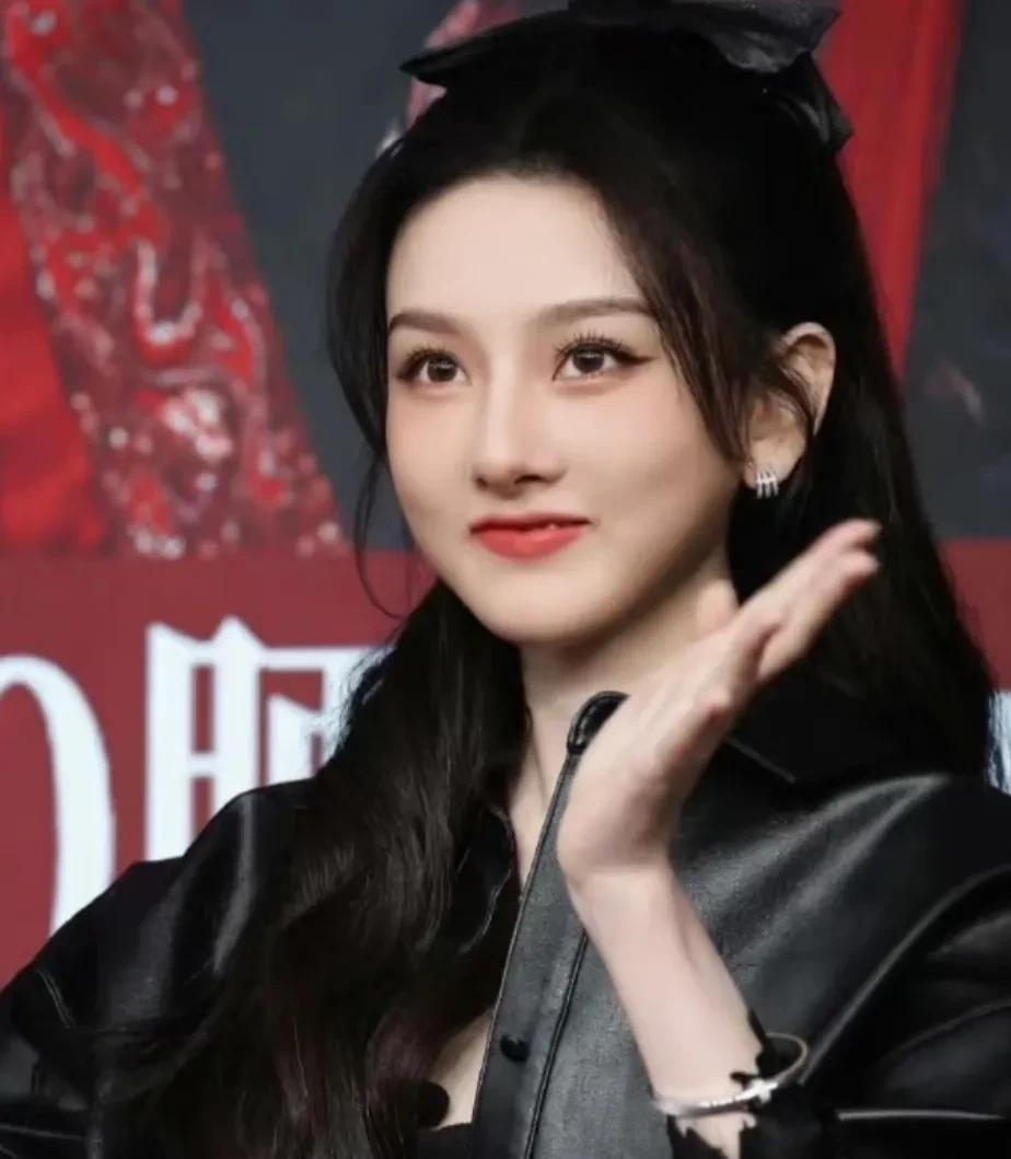 宋祖儿回归娱乐圈
最紧张的不是赵露思
也不是虞书欣，而是童星出道的杨紫
杨紫最近