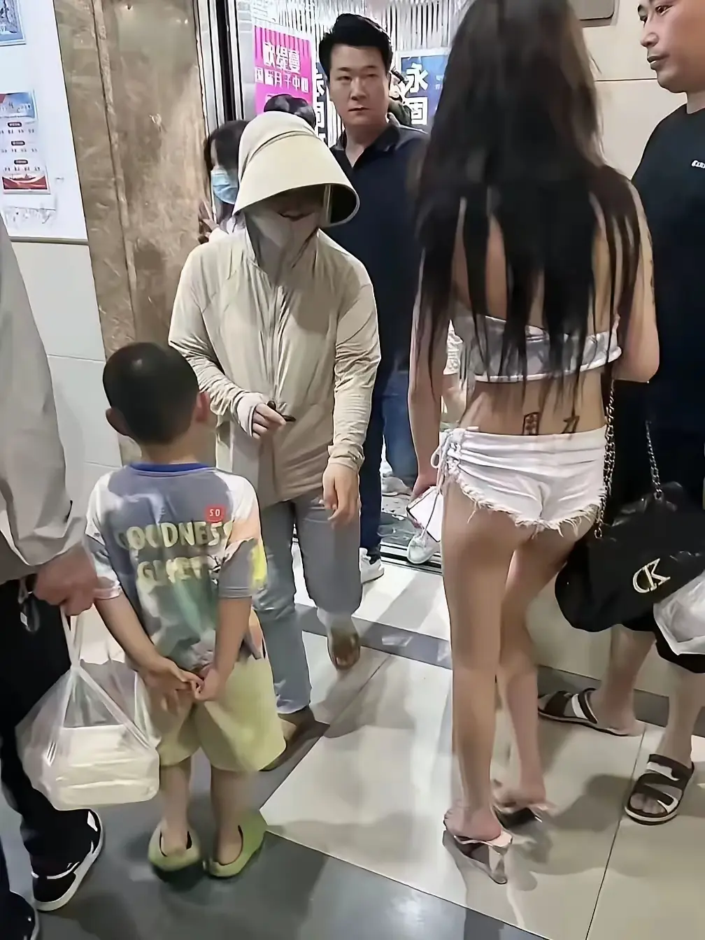 现在的年轻人出门是真敢穿阿
