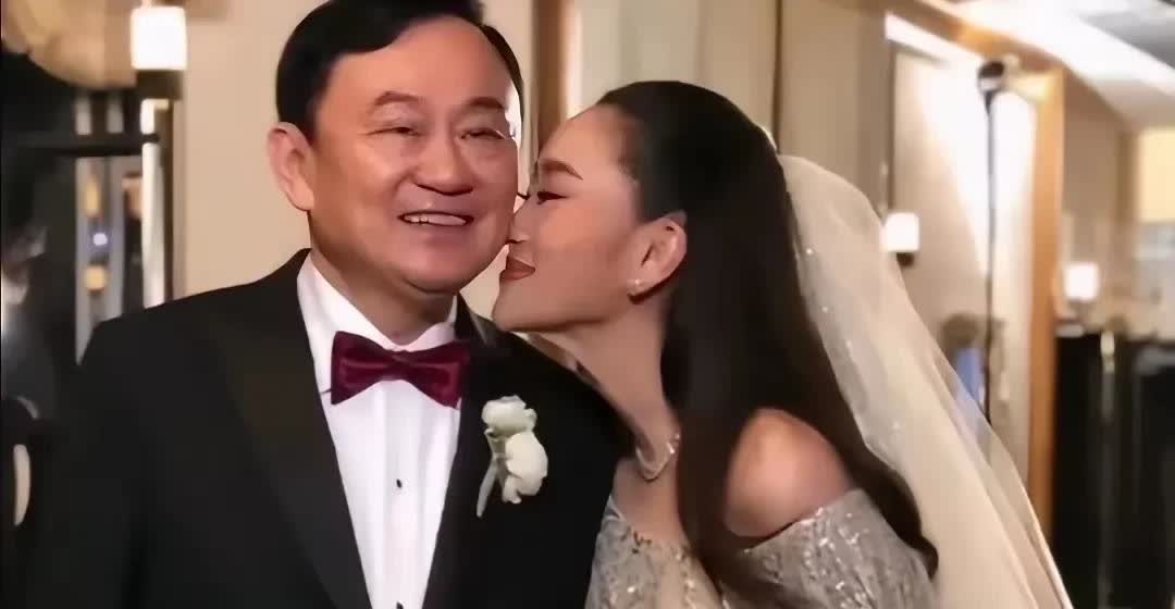 佩通坦结婚时亲吻爸爸他信温馨照片。