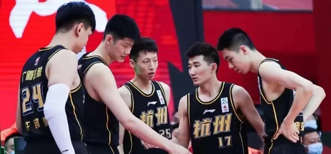 还没出汗你就倒下了？今年的广厦太强了！
季后赛八强赛，广厦队110-93大胜青岛