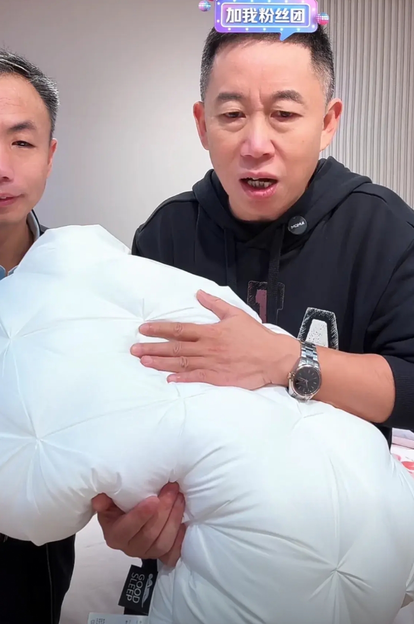 孙海洋今天这波操作赢麻了！
都知道孙海洋卖包子发家的，但是他却开了个床上用品店，