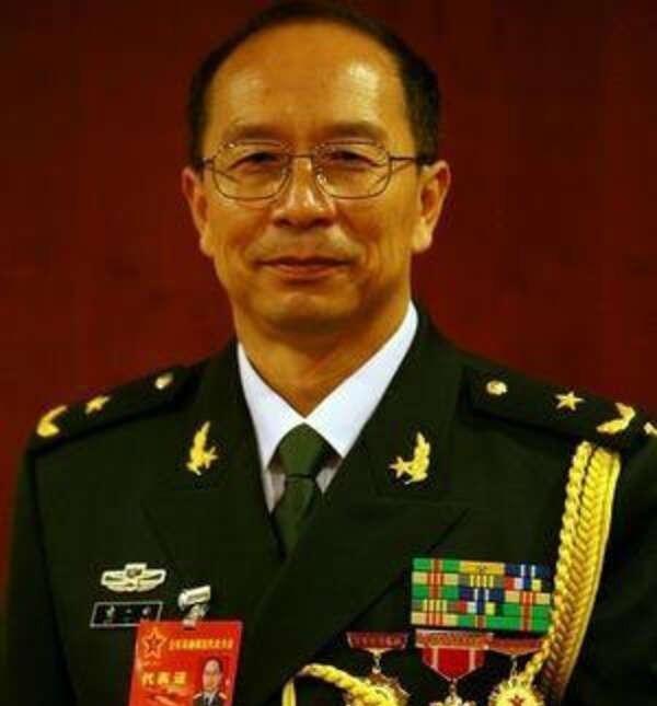 两名英国青年重走了长征路，走完后他们直接推翻了历史：中国的长征是假的，吹牛的，哪