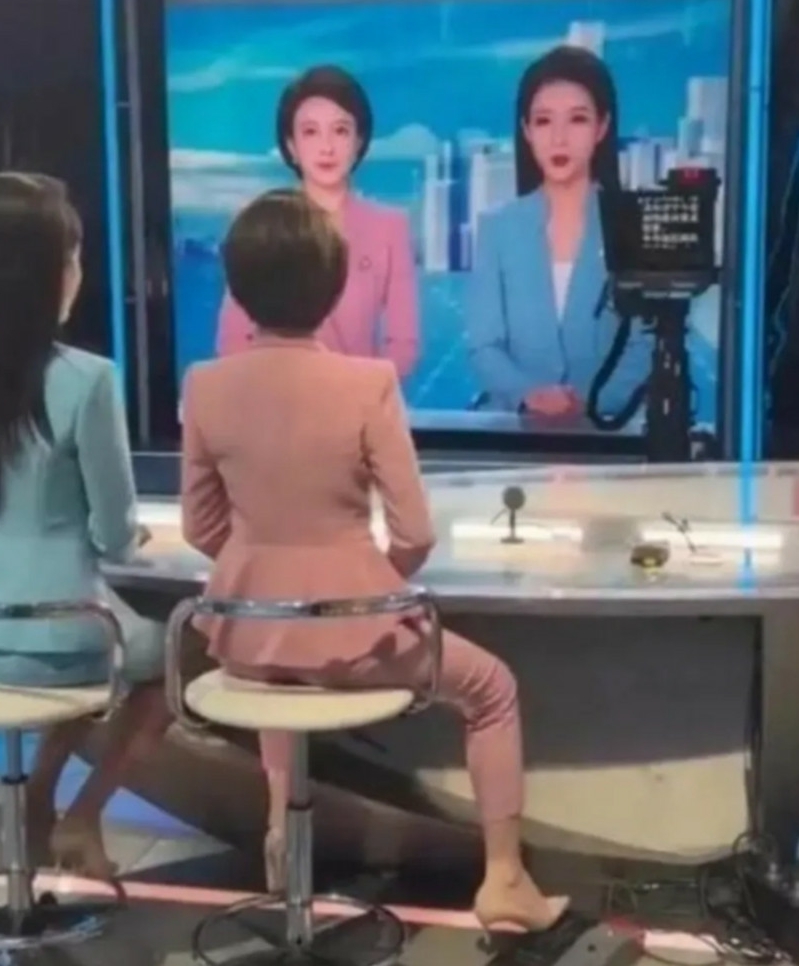 原来播新闻还有专人控制提词器