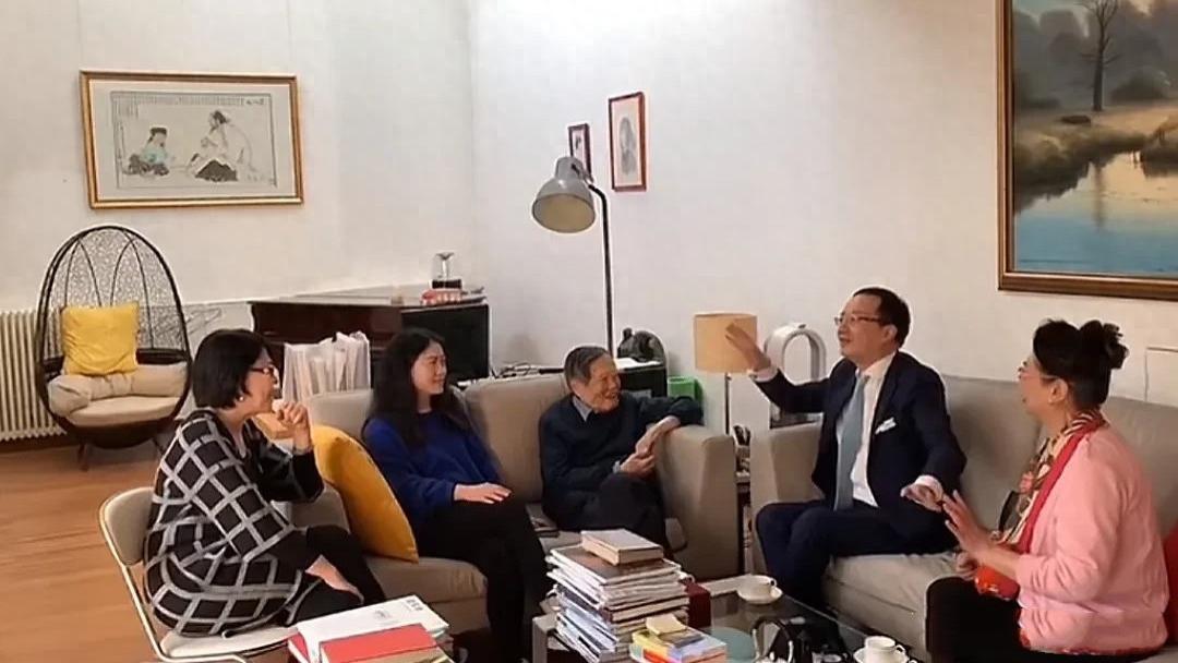 2021年，99岁杨振宁举行聚会照片，杨振宁精神极好，翁帆风韵犹存