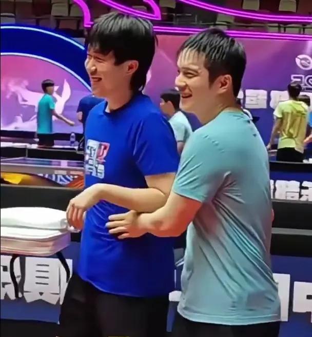 相逢一笑泯恩仇？
还是好久不见，久别重逢的欣喜？
乒超联赛第二阶段即将拉开帷幕，