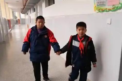 2024年，江西一男孩患有智力障碍和语言障碍，上一年级时已经11岁了，老师嘱咐一