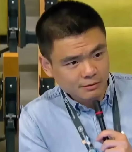 记者问秘书长，广岛，长崎是谁炸的。秘书长支支吾吾说出了美国。记者又问秘书长，为什