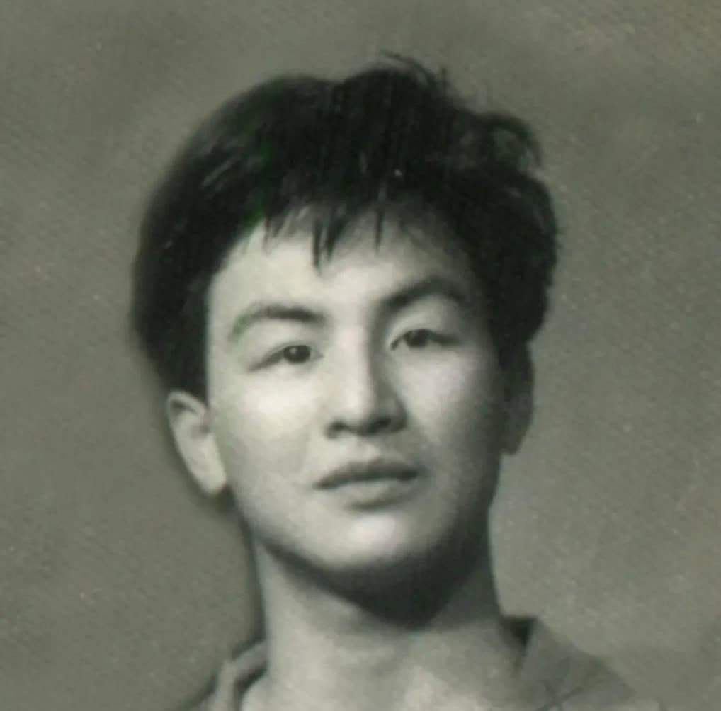 天啊！没成想他年轻时这么帅气，他小品演得特好，就是说话声音让人听了起“鸡皮疙瘩”