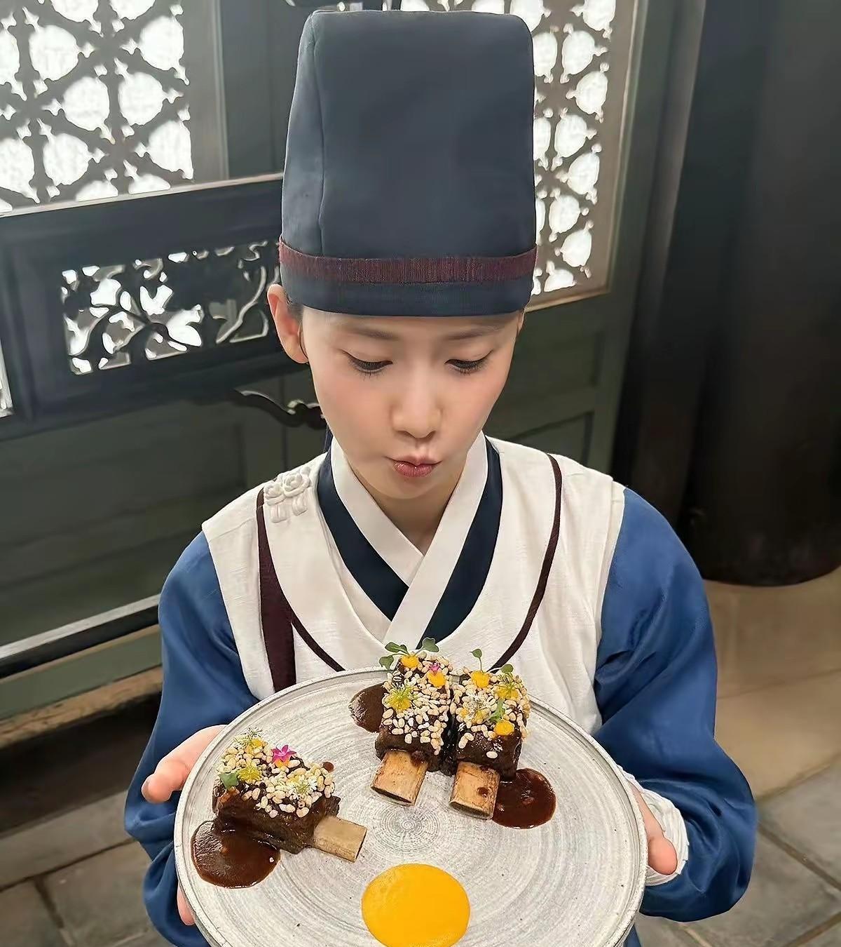 林允儿真是在韩娱经久不衰，火了15年。
如今新剧《暴君的厨师》还能拿下TVN年度