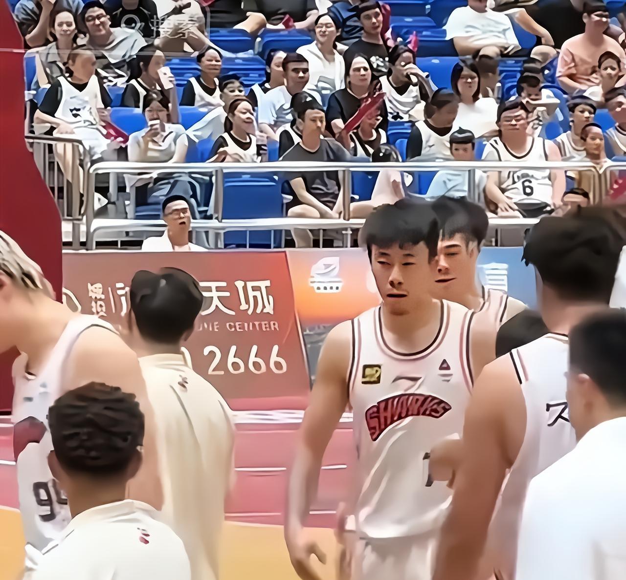 张镇麟依然是顶级锋线之一！
一场热身就各种吐槽与嘲讽张镇麟的能力。似乎是没有看过