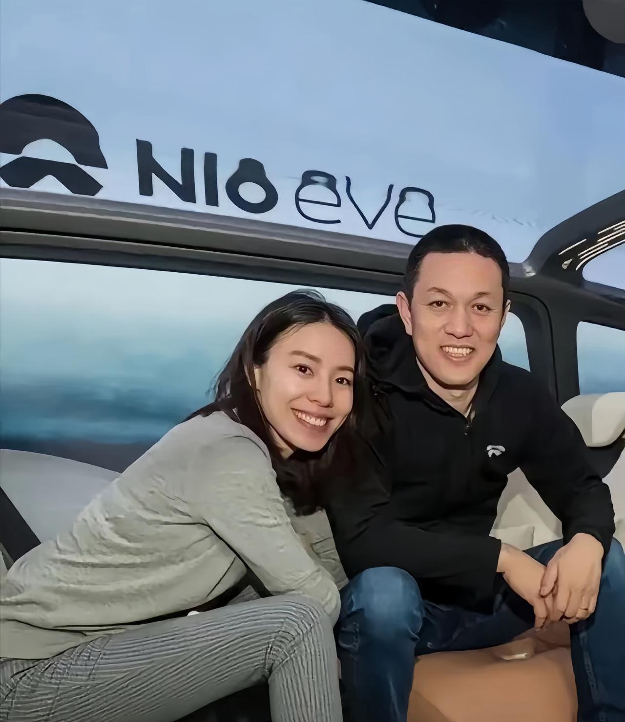 李斌的老婆王奕芝，曾是中央电视台主持人，交际能力和口才不会差了。
所以，王奕芝的