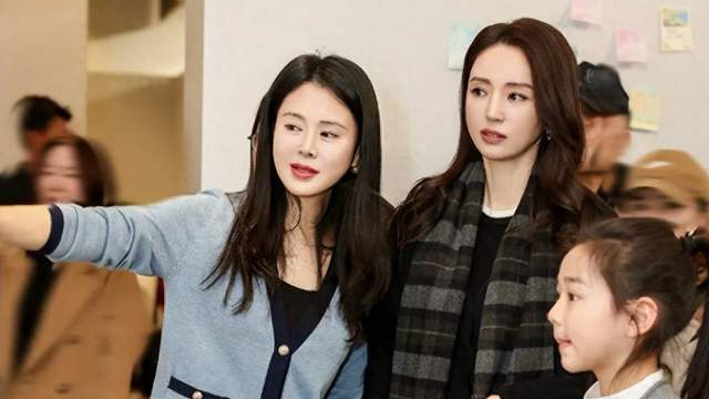 董璇带小酒窝参加关悦女儿举办的公益展，两家很开心，关系很铁