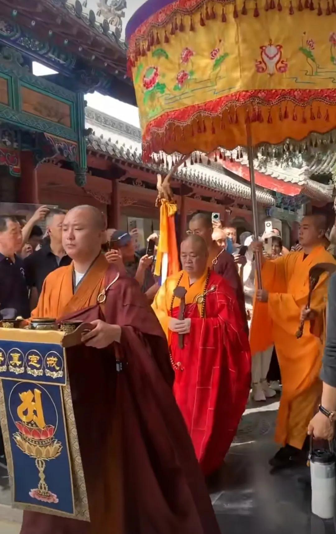 黄罗伞盖，教皇的派头，其实很少有人问释永信会念经吗？会念几段？有谁看见过听到过他