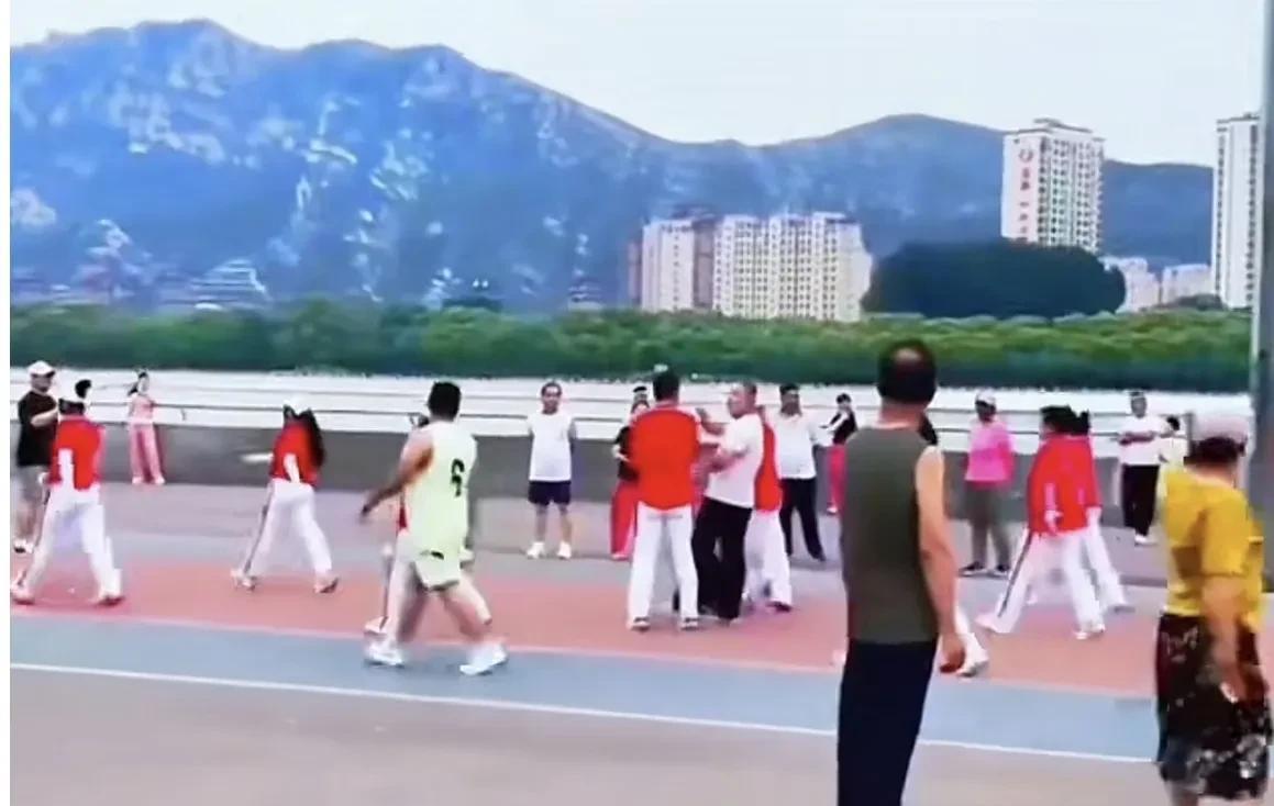 辽宁暴走团被本地人骂了。早上，刷到那个挡了两辆消防车和一辆救护车通行的暴走团被一