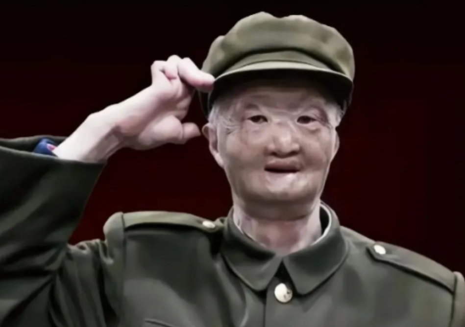 照片中“丑陋”的老军人是川军代表涂伯毅，他在长津湖战役中被毁容，被毁容后，他曾长