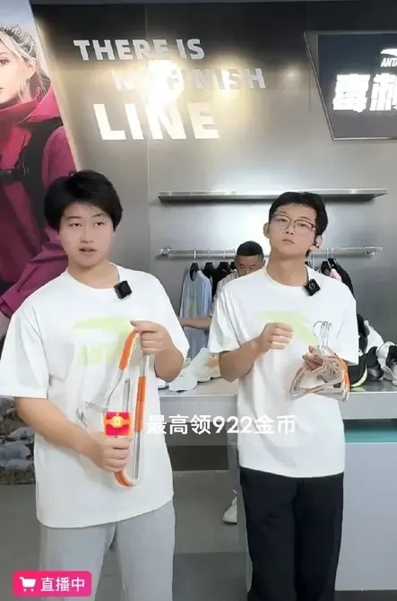 孙卓带货引争议











天啊！孙卓竟然开始直播带货了！这个世界怎么